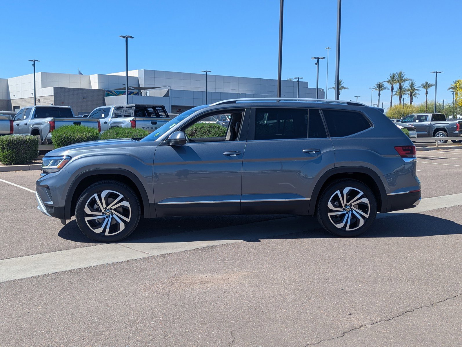 Used 2022 Volkswagen Atlas SEL image 2