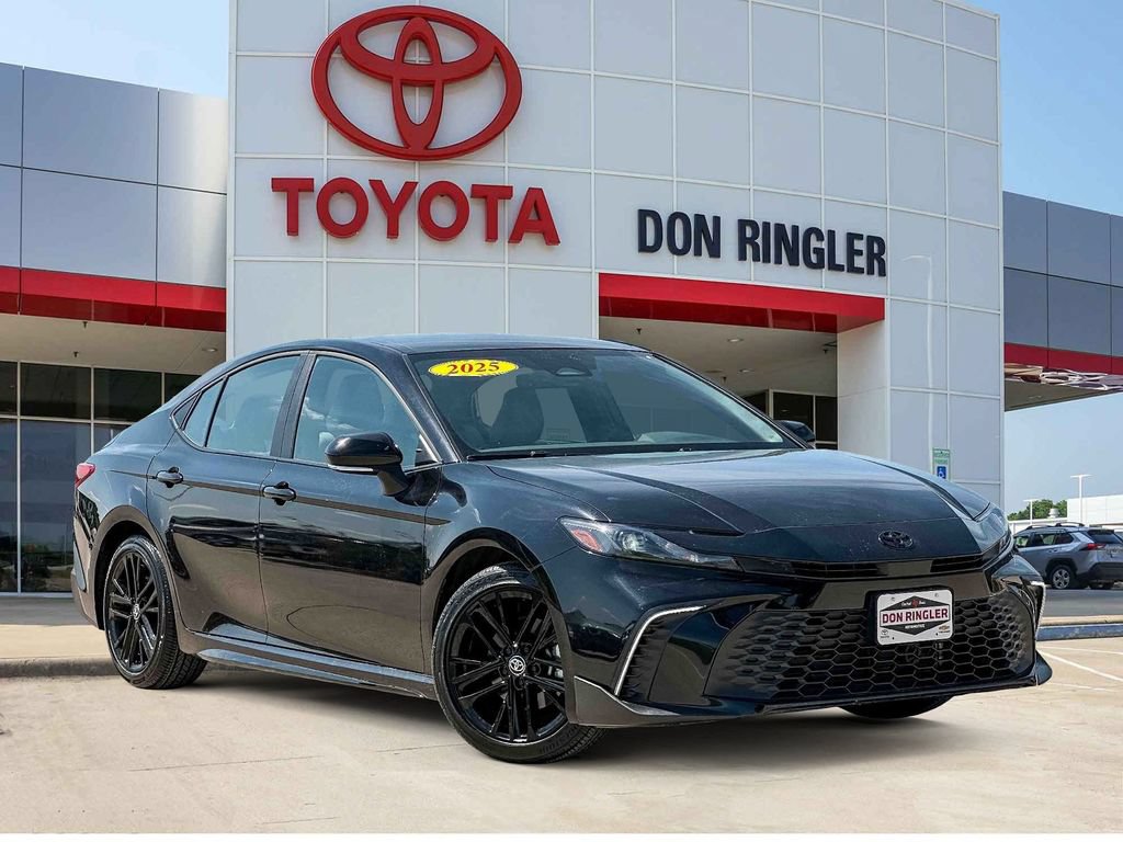 Used 2025 Toyota Camry SE w/ Convenience Package FWD image 1