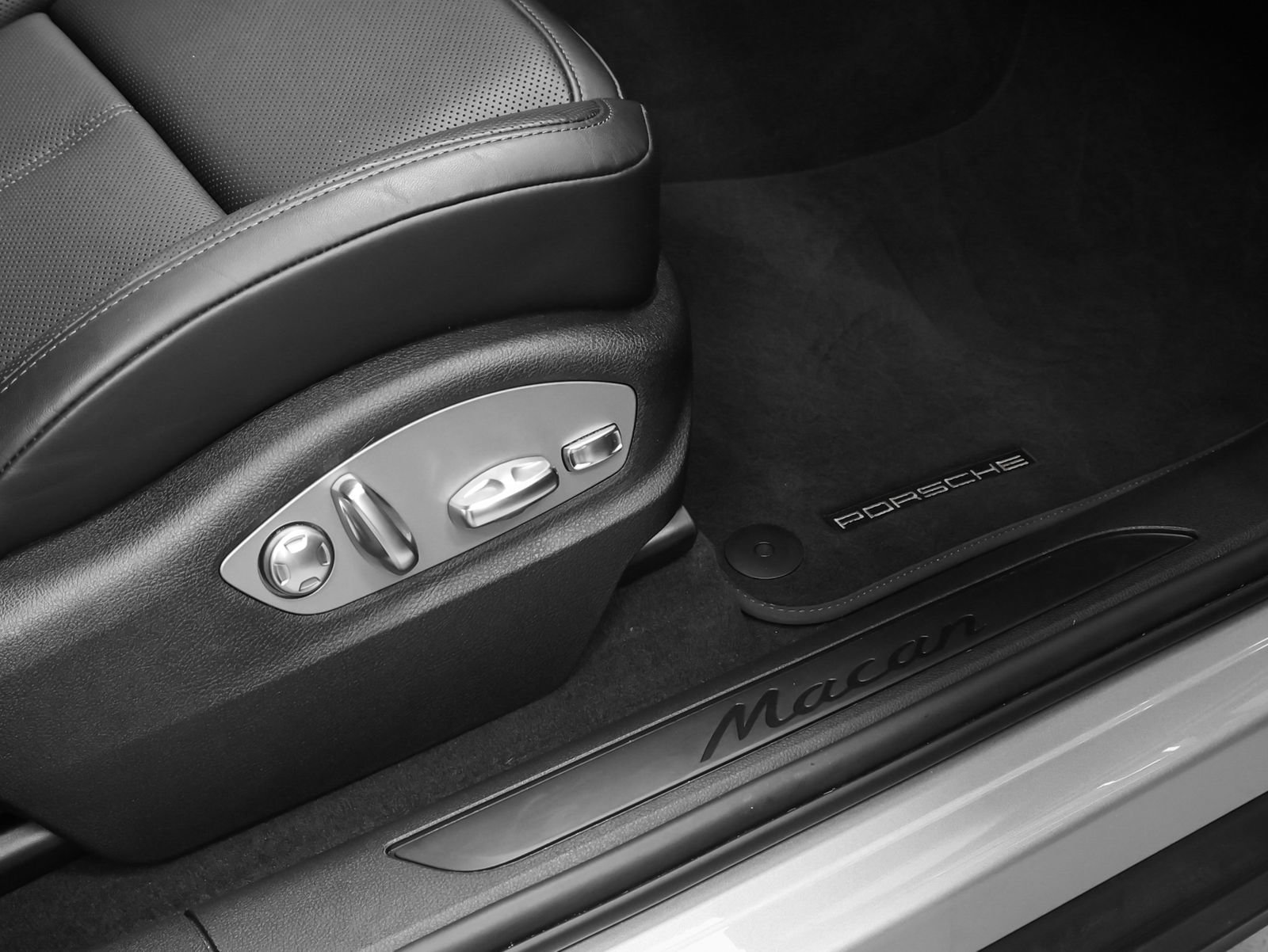 Certified 2026 Porsche Macan image 20