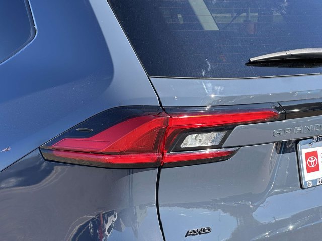 Used 2024 Toyota Grand Highlander AWD image 13