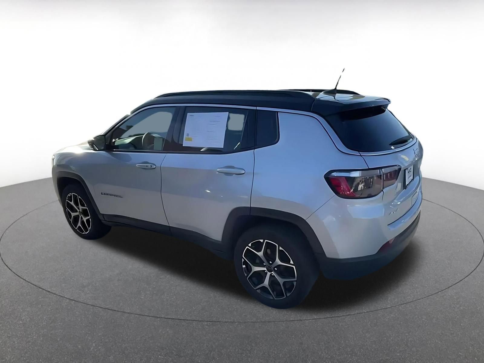 Used 2025 Jeep Compass Limited image 10