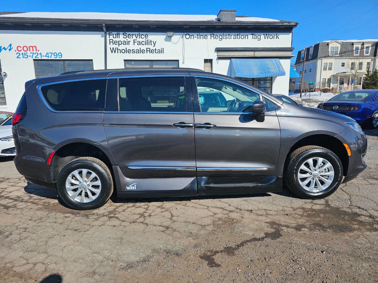 Used 2017 Chrysler Pacifica Touring-L image 4