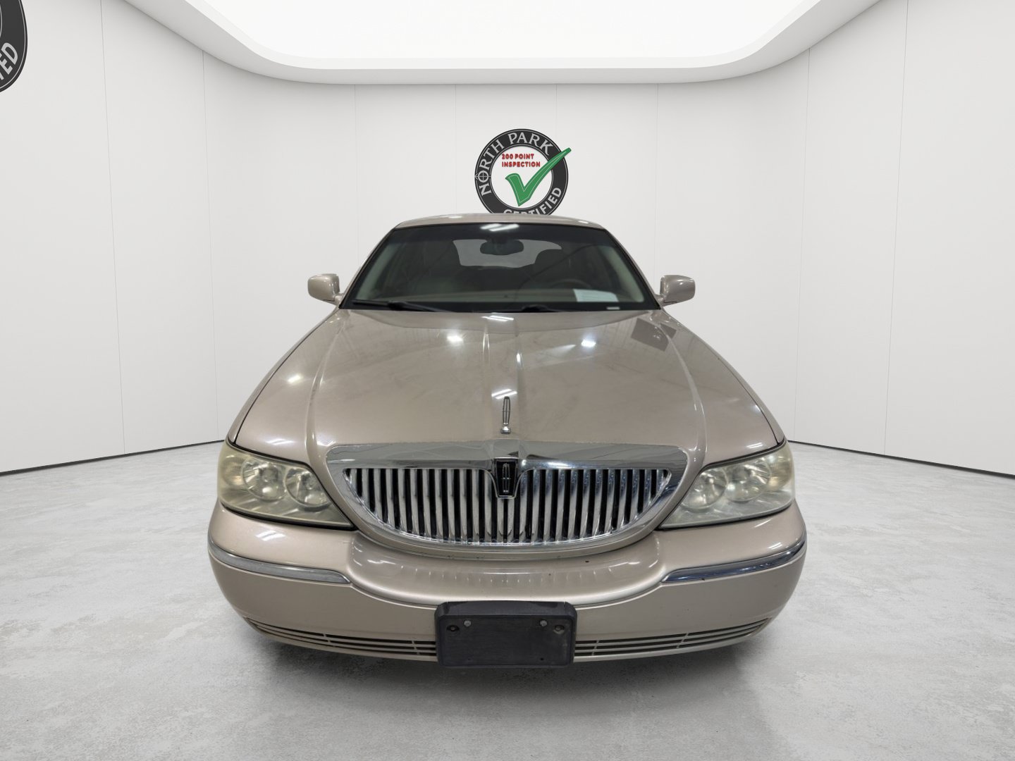 Used 2004 Lincoln Town Car Signature RWD image 8