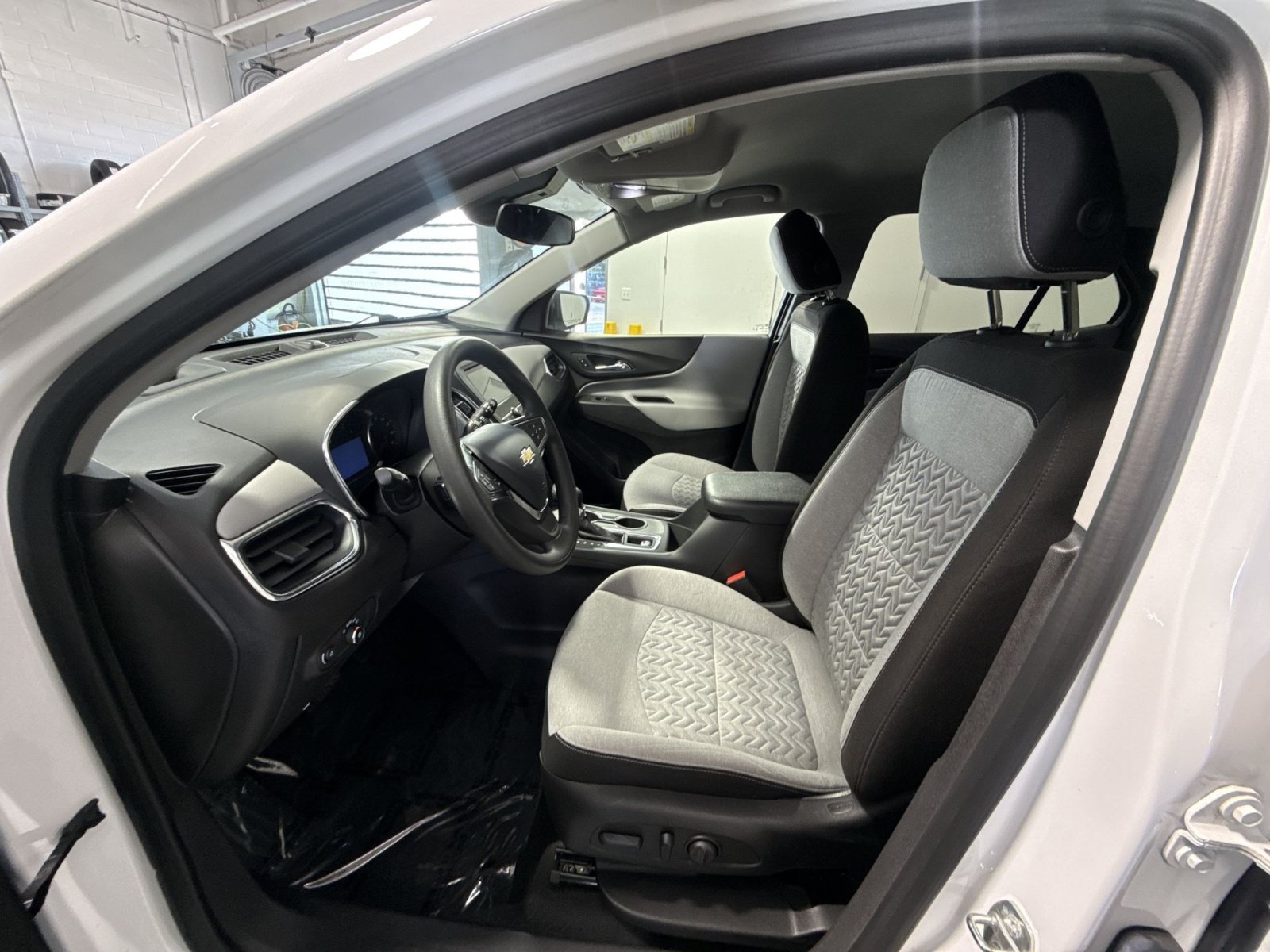 Used 2024 Chevrolet Equinox LS w/ LS Convenience Package FWD image 14