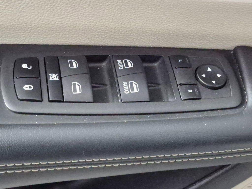 Used 2023 Chrysler Pacifica Touring-L image 14