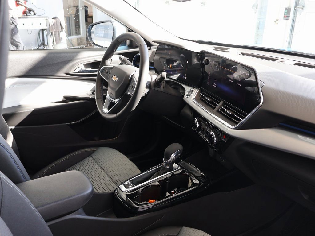 New 2026 Chevrolet Trax LT w/ Driver Confidence Package image 32