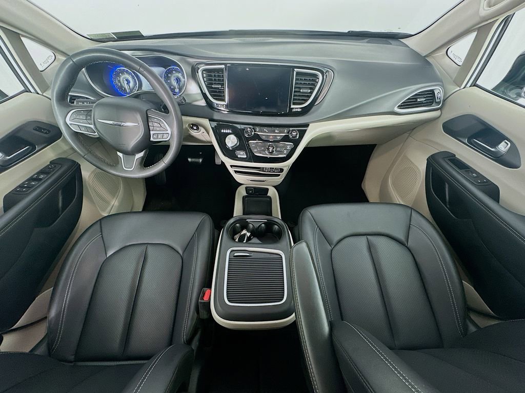 Used 2024 Chrysler Pacifica Touring-L image 10