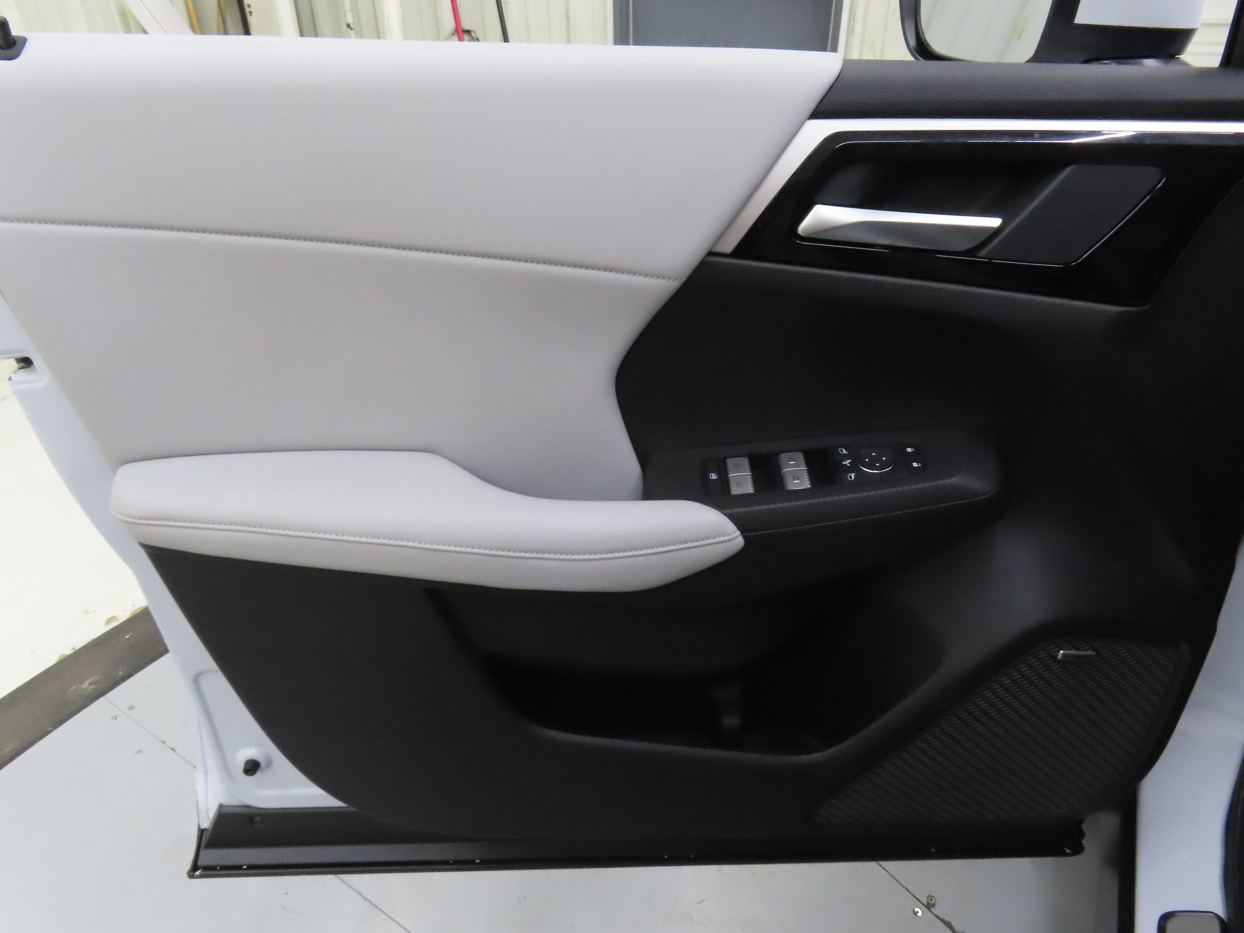 New 2025 Mitsubishi Outlander SE image 9