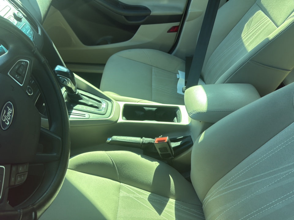 Used 2016 Ford Focus SE FWD image 2