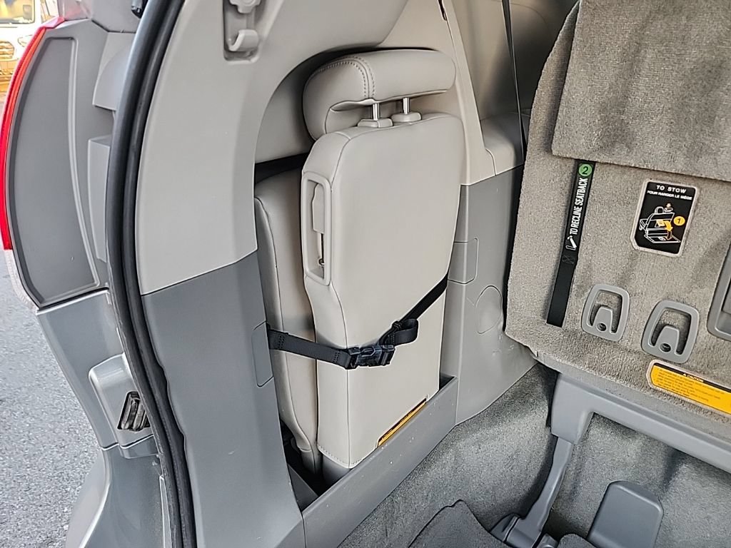 Used 2011 Toyota Sienna XLE FWD image 7