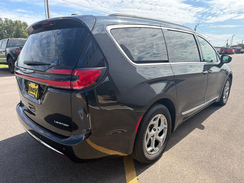 Used 2023 Chrysler Pacifica Limited FWD image 6