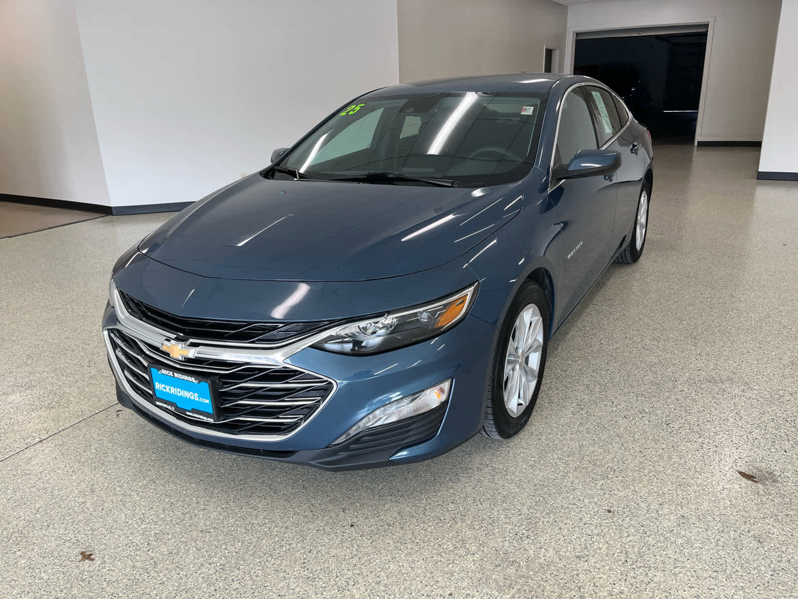 Used 2025 Chevrolet Malibu LT FWD image 3
