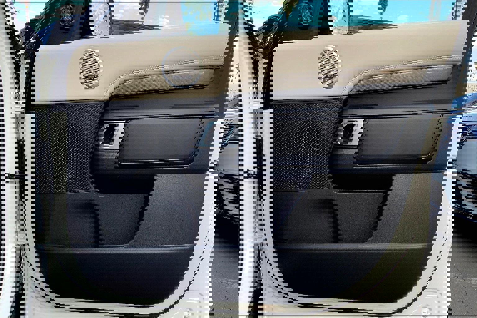 Used 2024 Land Rover Discovery Metropolitan Edition image 22