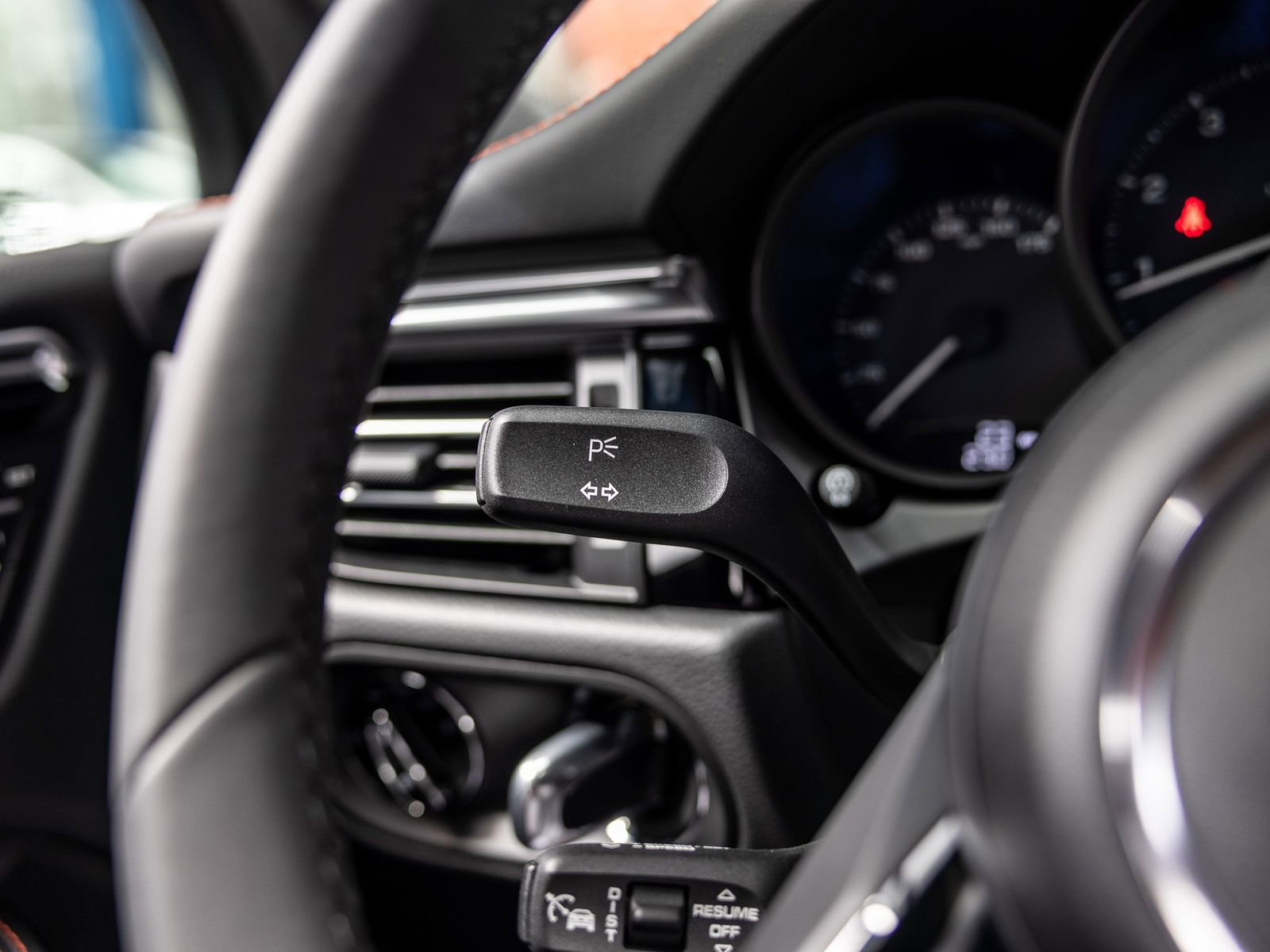Certified 2025 Porsche Macan AWD/4WD image 34
