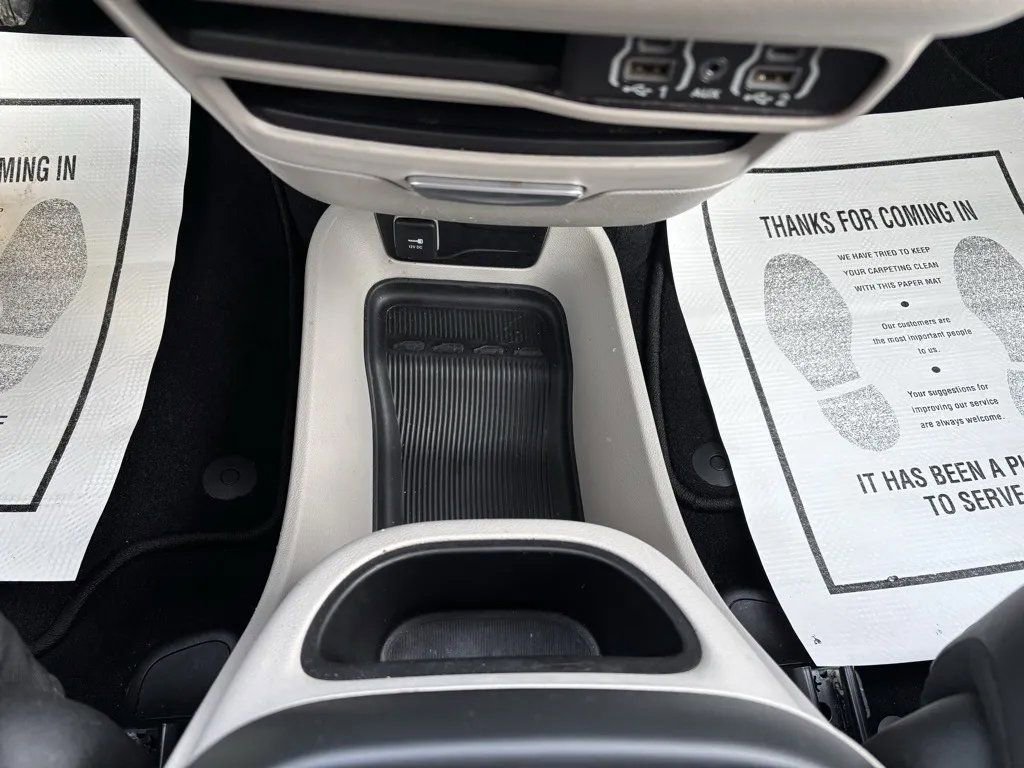 Used 2024 Chrysler Pacifica Touring-L image 15