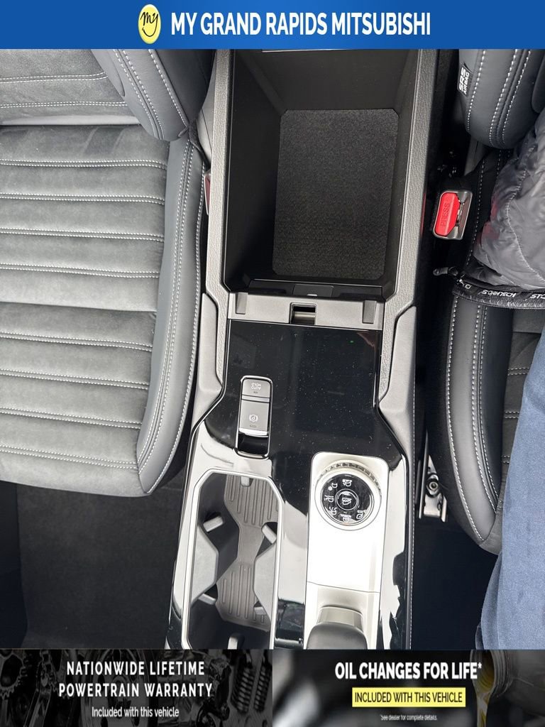 New 2026 Mitsubishi Outlander SE image 30