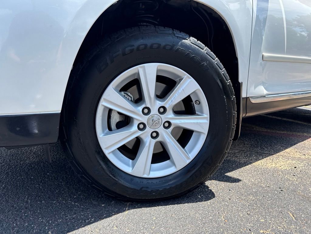 Used 2012 Toyota Highlander SE w/ Tow Pkg FWD image 2