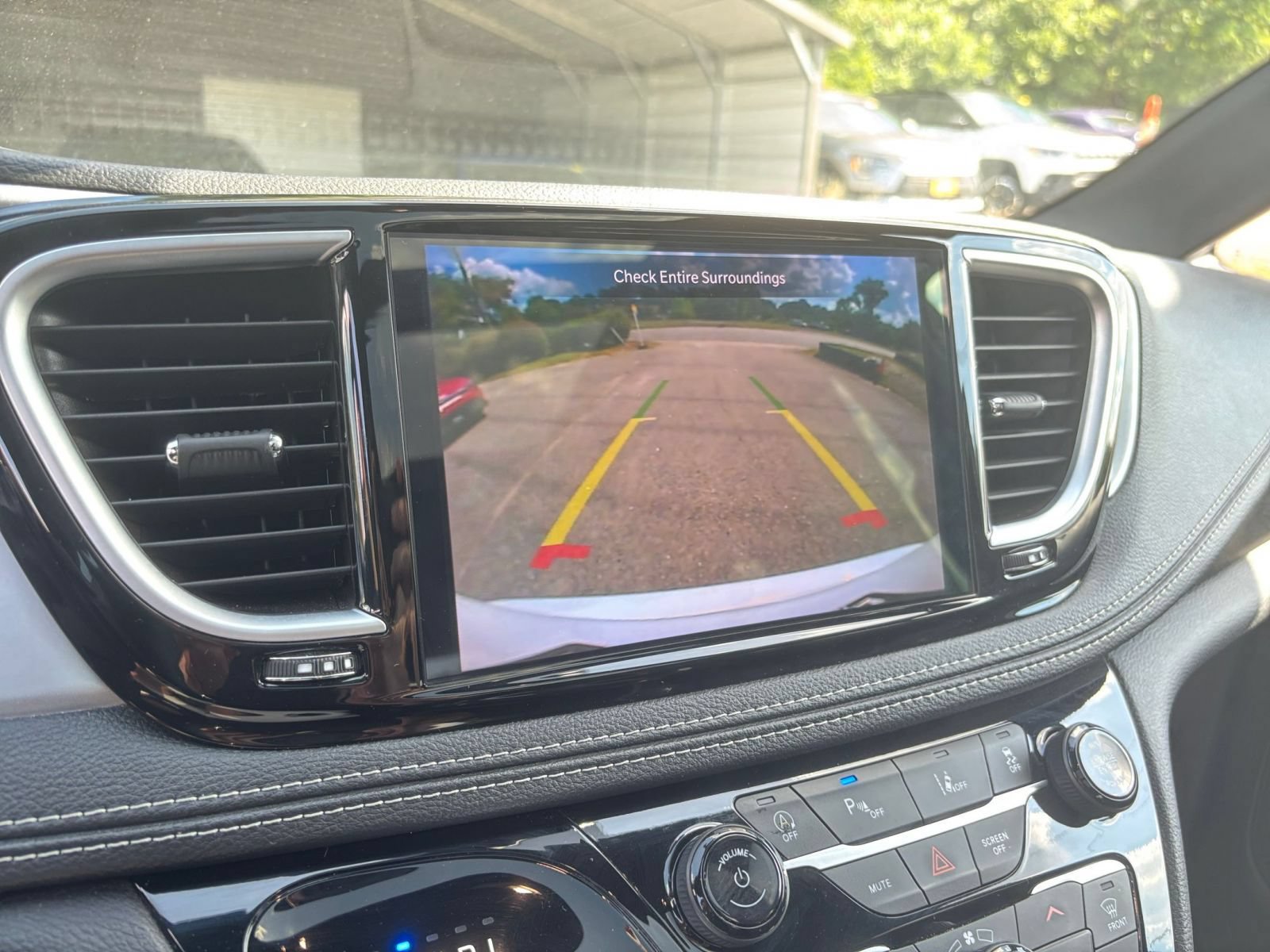 Used 2025 Chrysler Pacifica Limited FWD image 25
