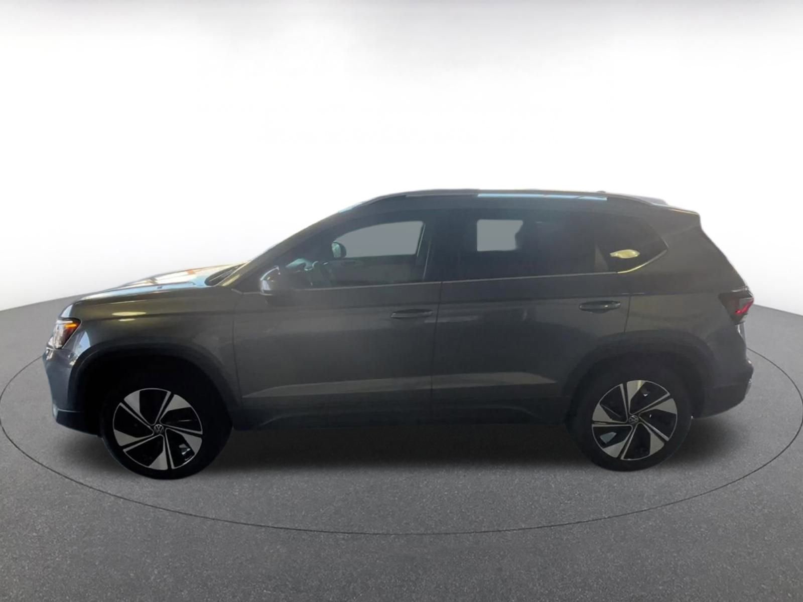 Used 2025 Volkswagen Taos SE image 12