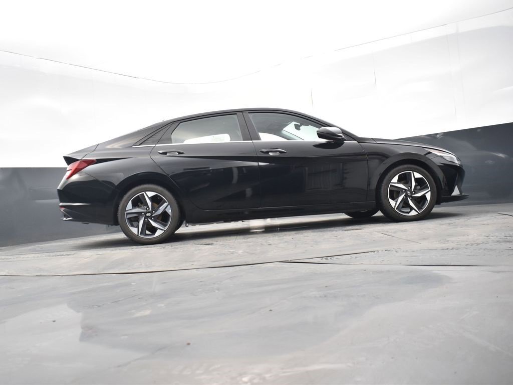 Used 2022 Hyundai Elantra Limited image 28