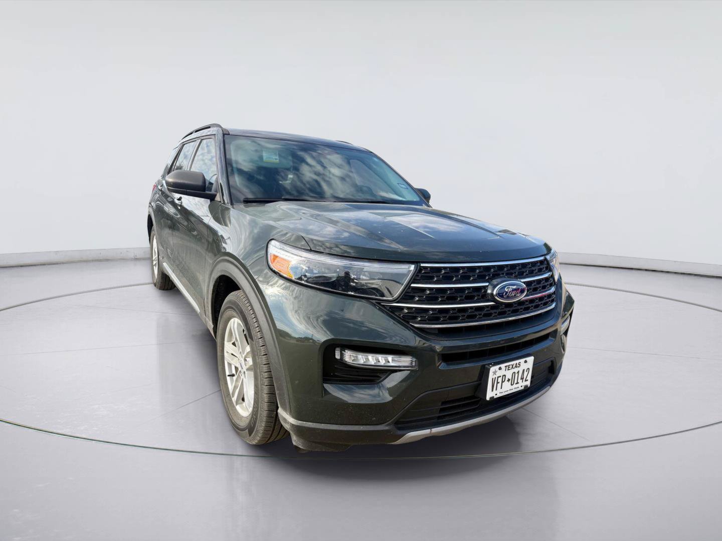 Used 2024 Ford Explorer XLT w/ Equipment Group 202A RWD image 1