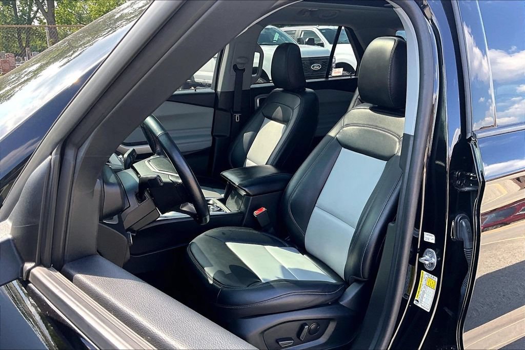 Used 2023 Ford Explorer XLT w/ Equipment Group 202A AWD/4WD image 24
