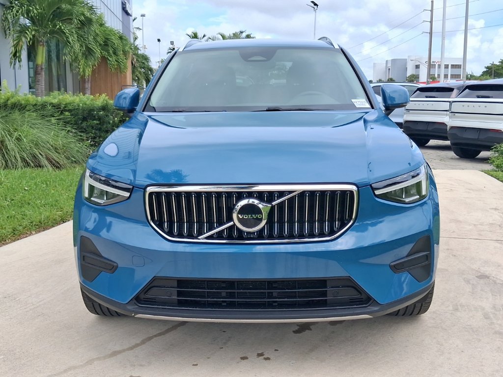 Used 2024 Volvo XC40 B5 Core AWD/4WD image 2