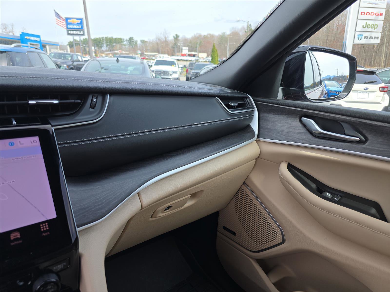 Used 2025 Jeep Grand Cherokee Limited w/ Luxury Tech Group II image 25