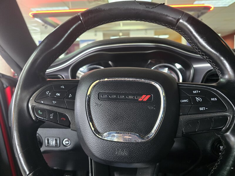 Used 2015 Dodge Challenger SXT RWD image 10