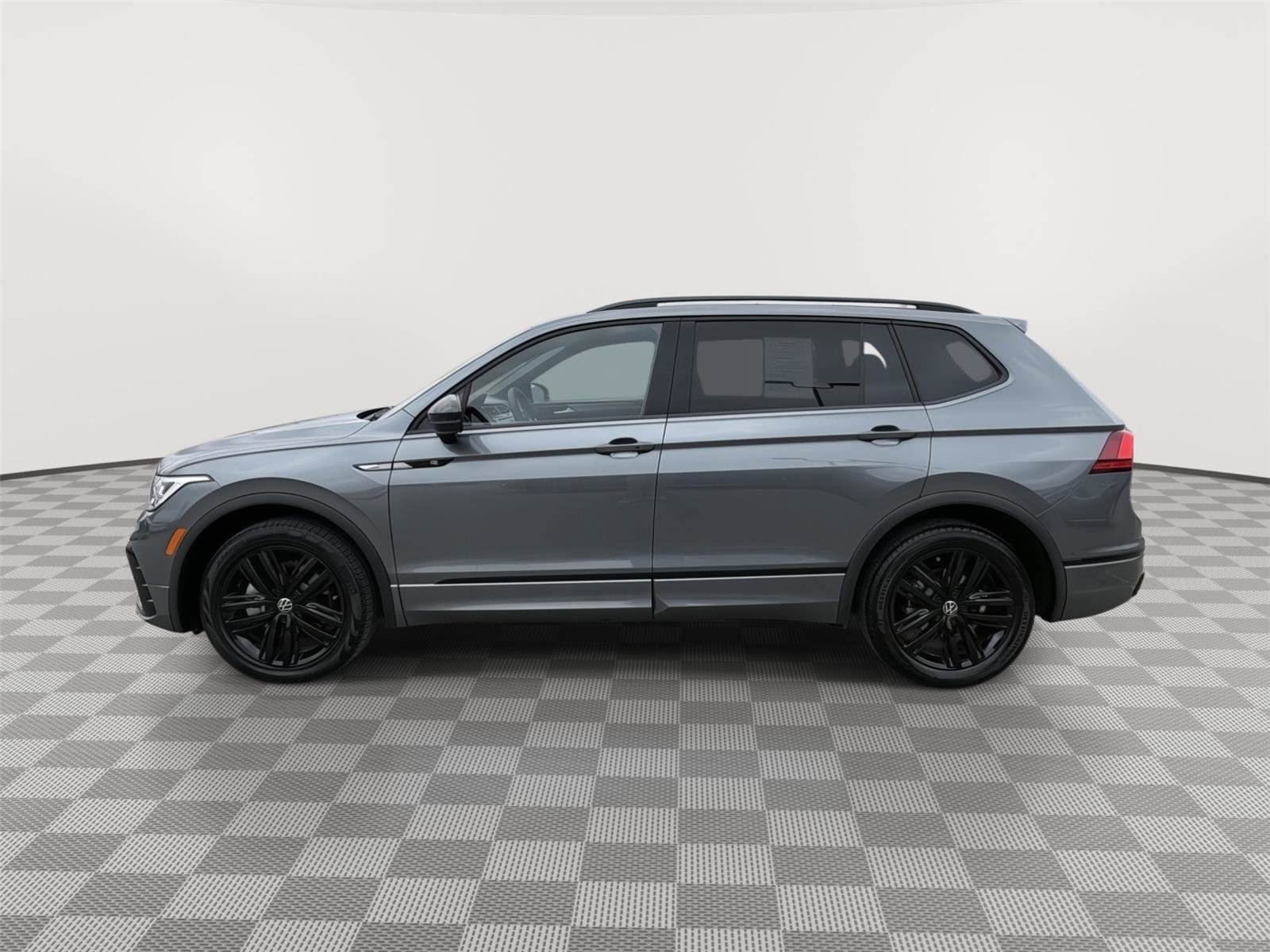 Used 2022 Volkswagen Tiguan SE R-Line FWD image 2