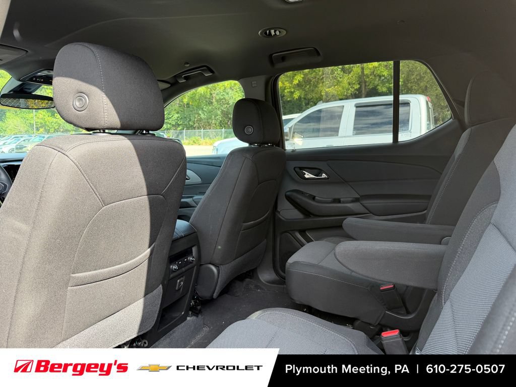 Used 2023 Chevrolet Traverse LT w/ LPO, Cargo Package FWD image 5