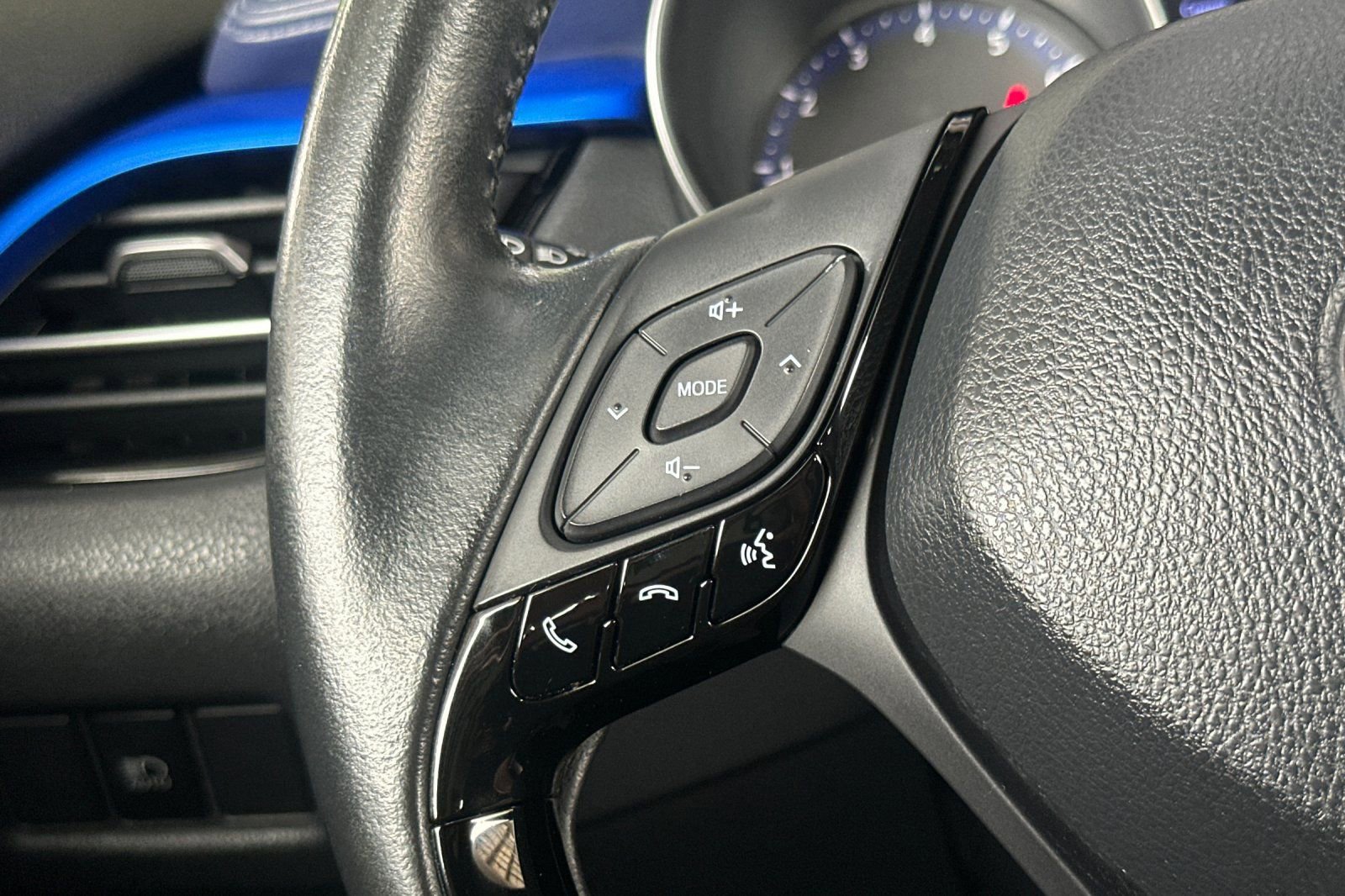 Certified 2020 Toyota C-HR XLE image 27