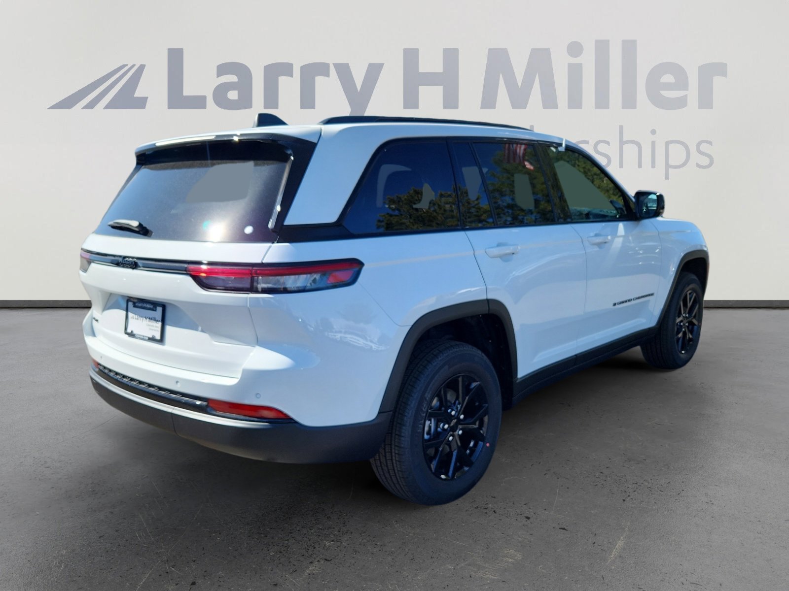 New 2025 Jeep Grand Cherokee Altitude image 5