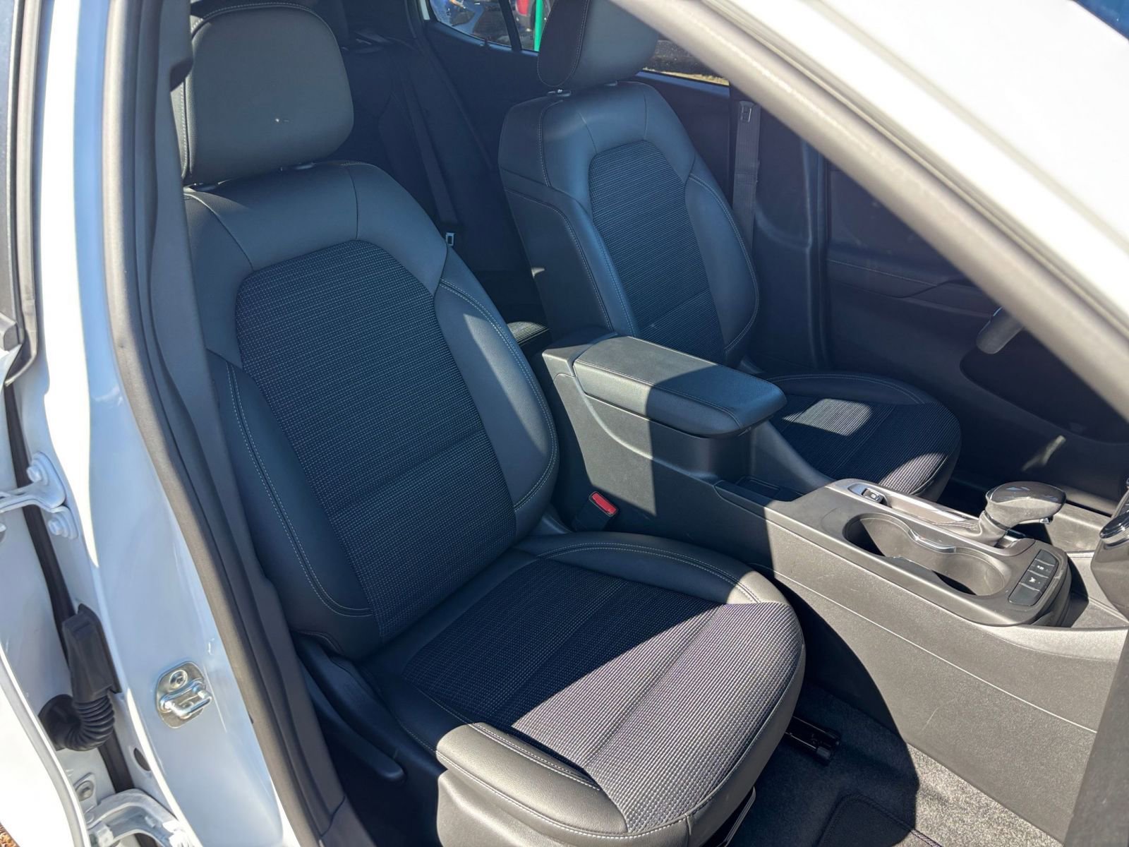 Used 2025 Buick Envista Preferred image 36