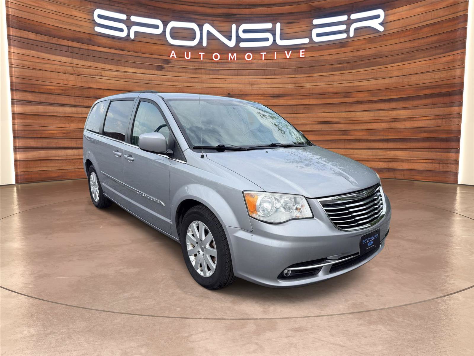 Used 2015 Chrysler Town & Country Touring FWD image 8