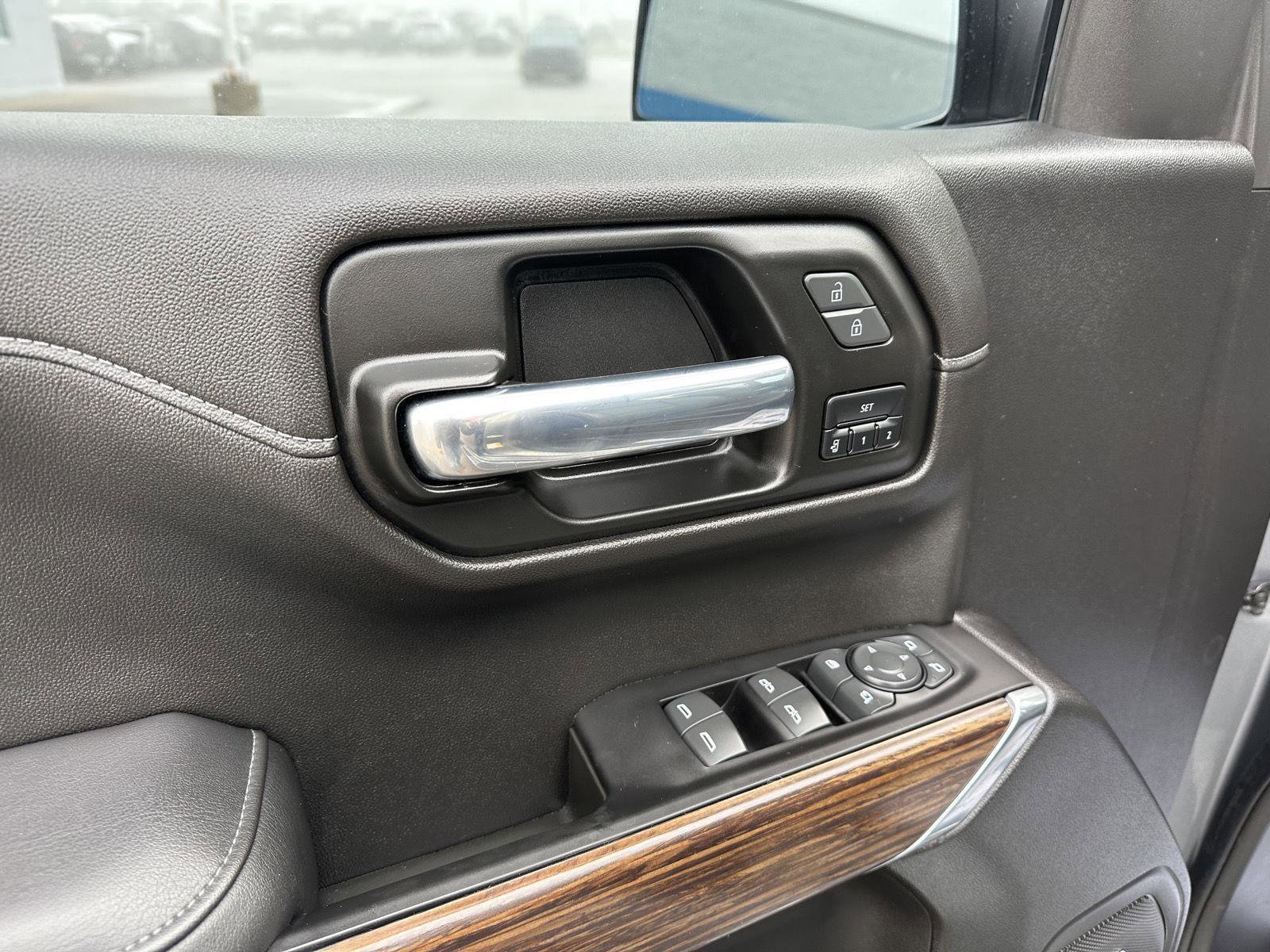 Used 2022 Chevrolet Silverado 1500 High Country w/ Technology Package AWD/4WD image 17
