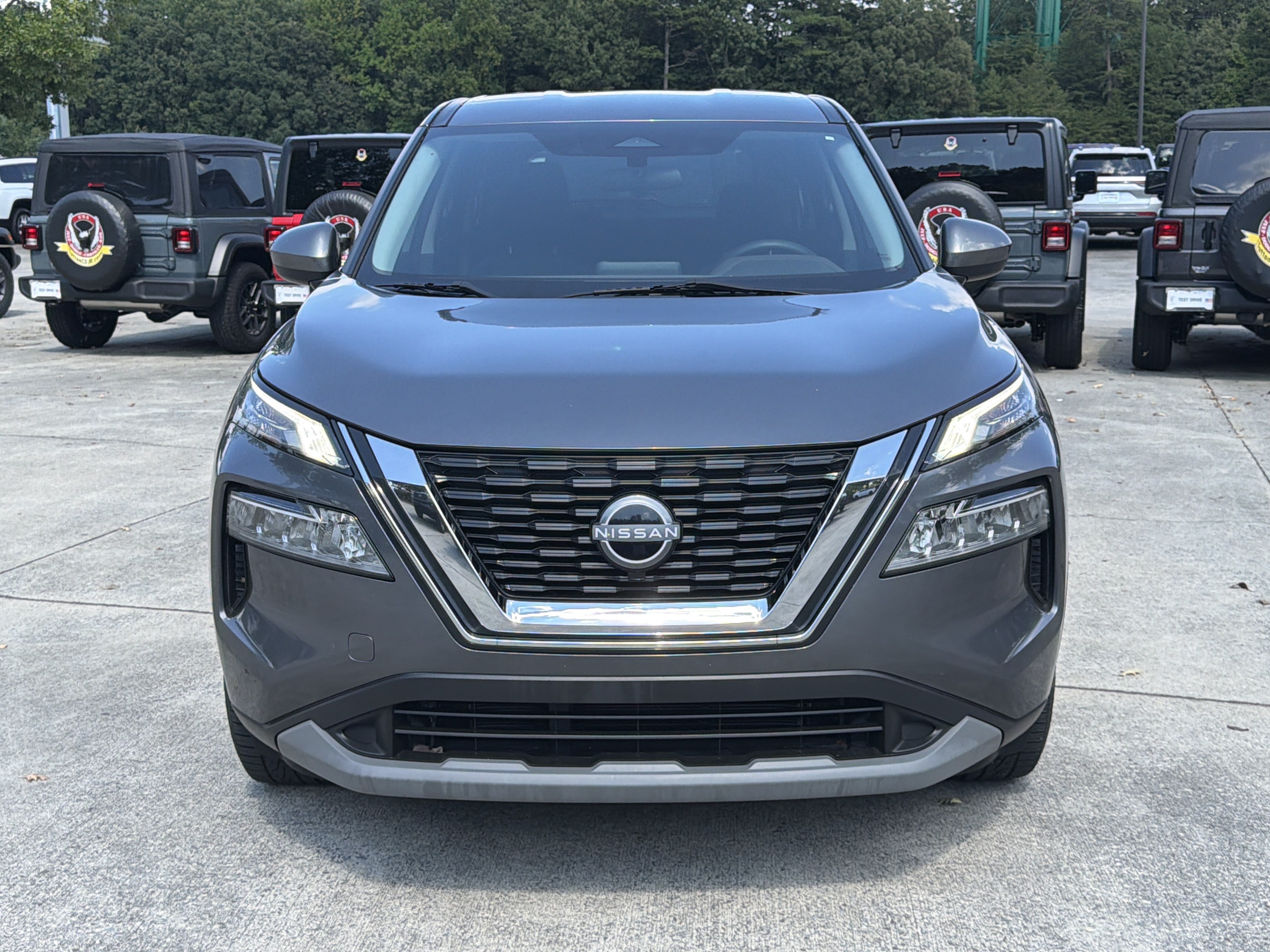 Used 2023 Nissan Rogue SV FWD image 2