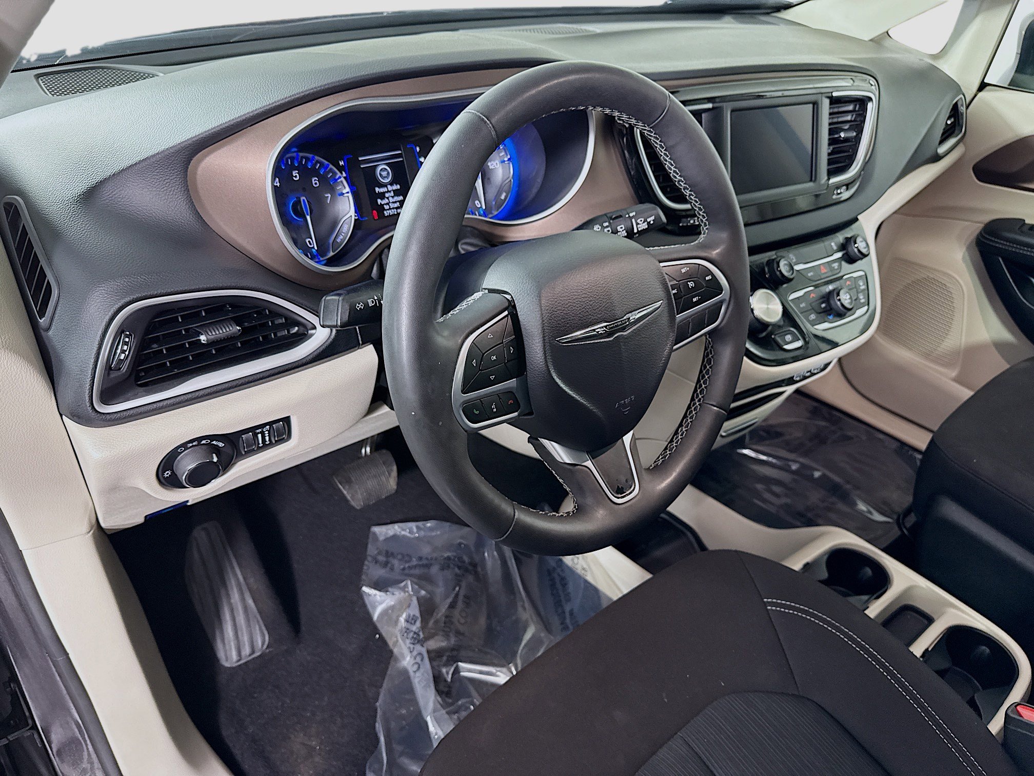 Used 2023 Chrysler Voyager LX image 23