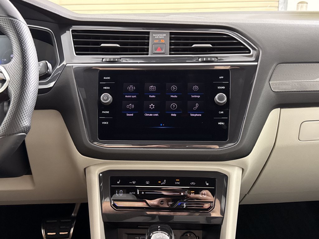 Used 2024 Volkswagen Tiguan SE R-Line FWD image 18