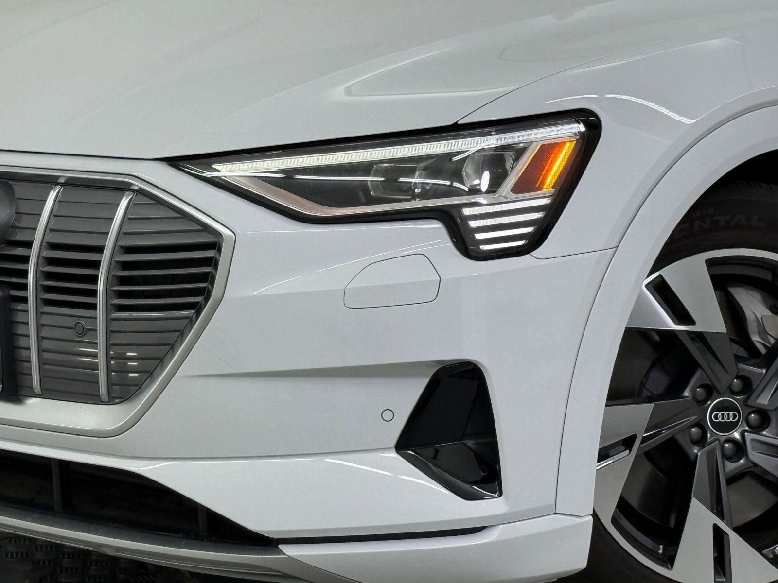 Used 2022 Audi e-tron Premium w/ Interior Protection Package image 11