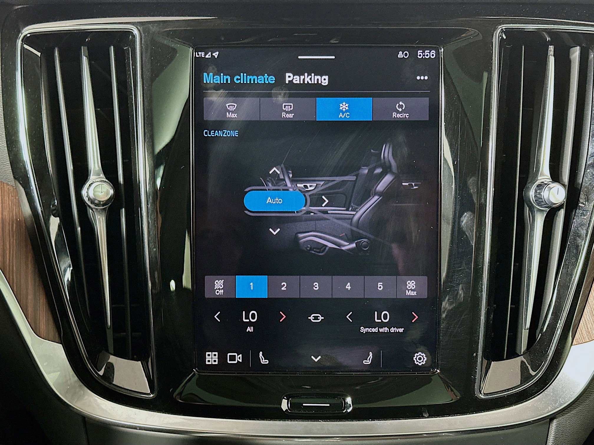 Used 2025 Volvo V60 B5 Cross Country Plus image 24