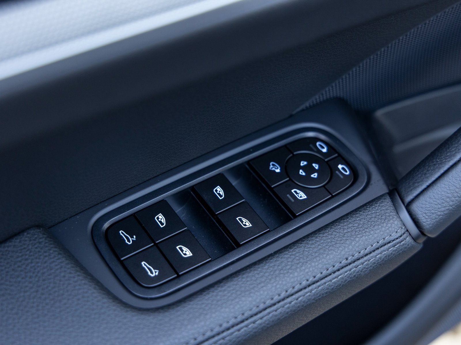 New 2026 Porsche Cayenne Coupe image 23