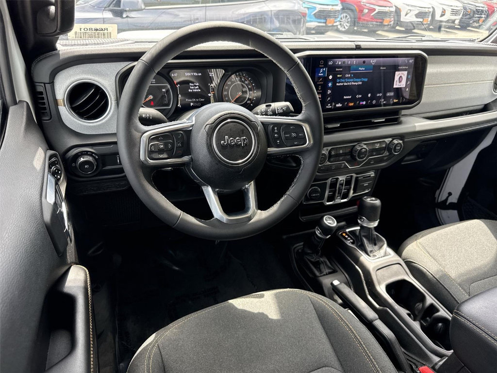 Used 2025 Jeep Wrangler Unlimited Sahara AWD/4WD image 17