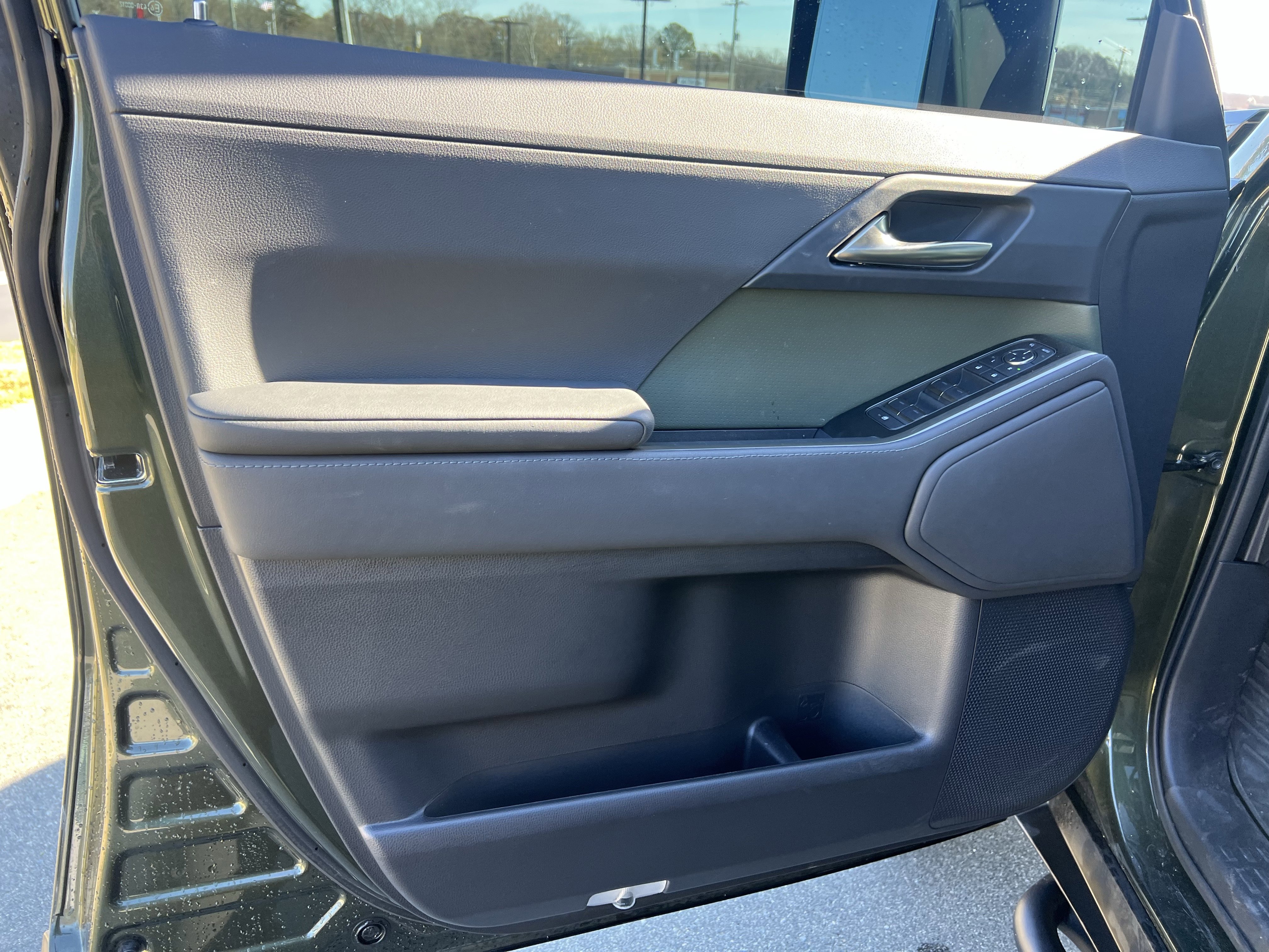 Used 2025 Lexus GX 550 w/ Accessory Package (32) image 11