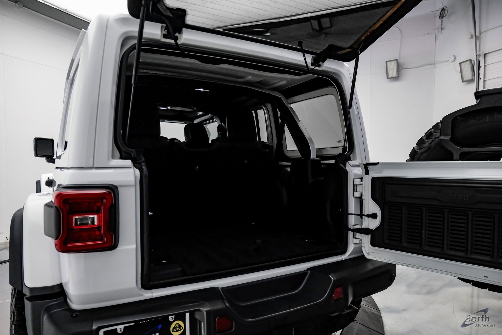 Used 2022 Jeep Wrangler Unlimited Rubicon w/ Xtreme Recon 35" Tire Package image 99