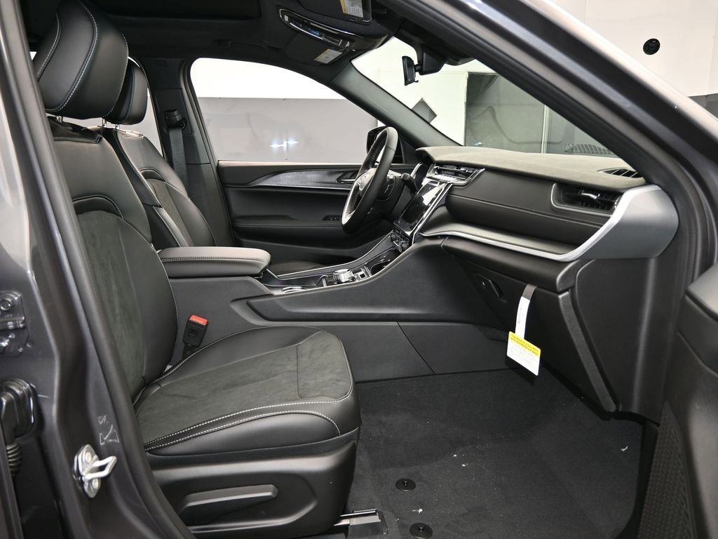 New 2025 Jeep Grand Cherokee Altitude image 36