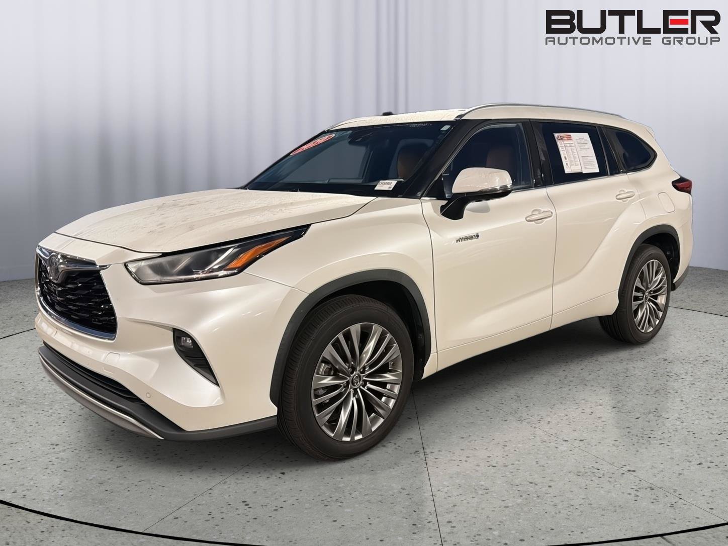 Used 2020 Toyota Highlander Platinum FWD image 2