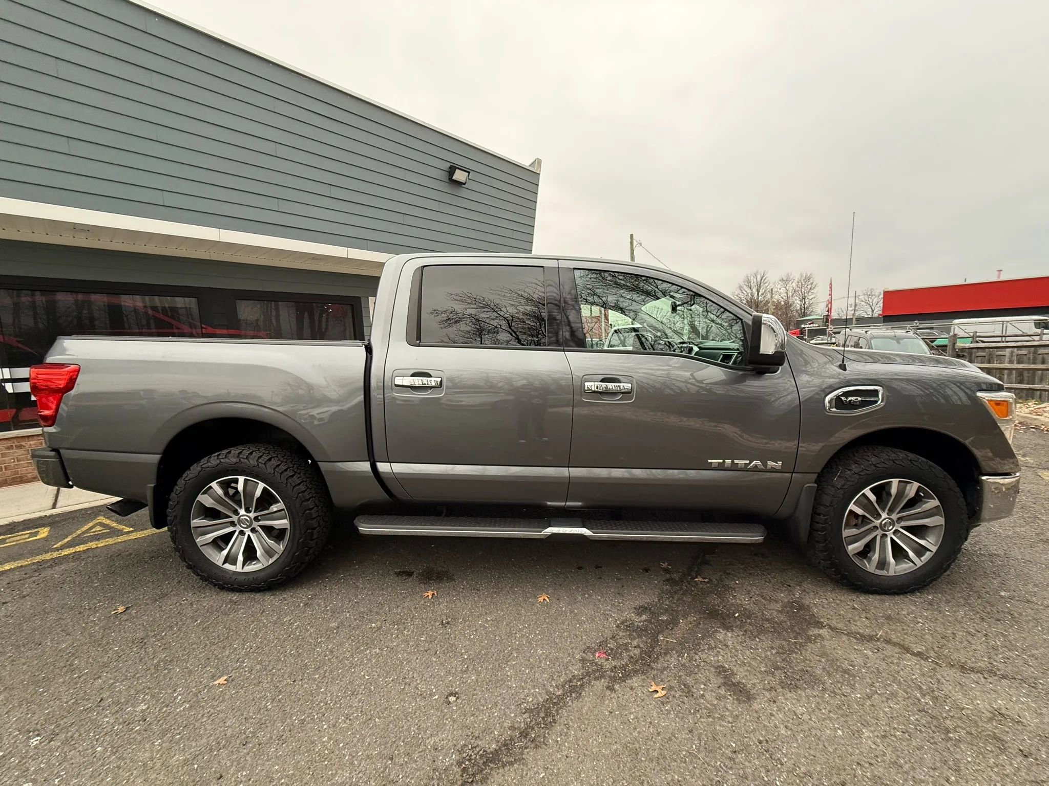 Used 2017 Nissan Titan SL image 7
