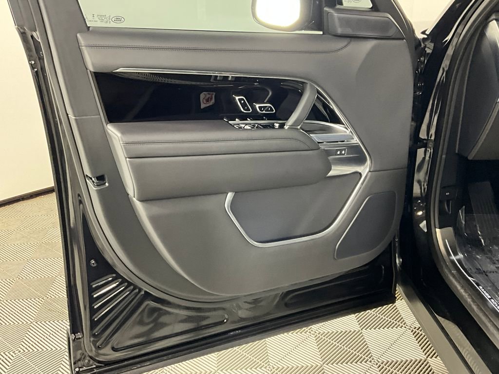 Certified 2025 Land Rover Range Rover SE AWD/4WD image 18