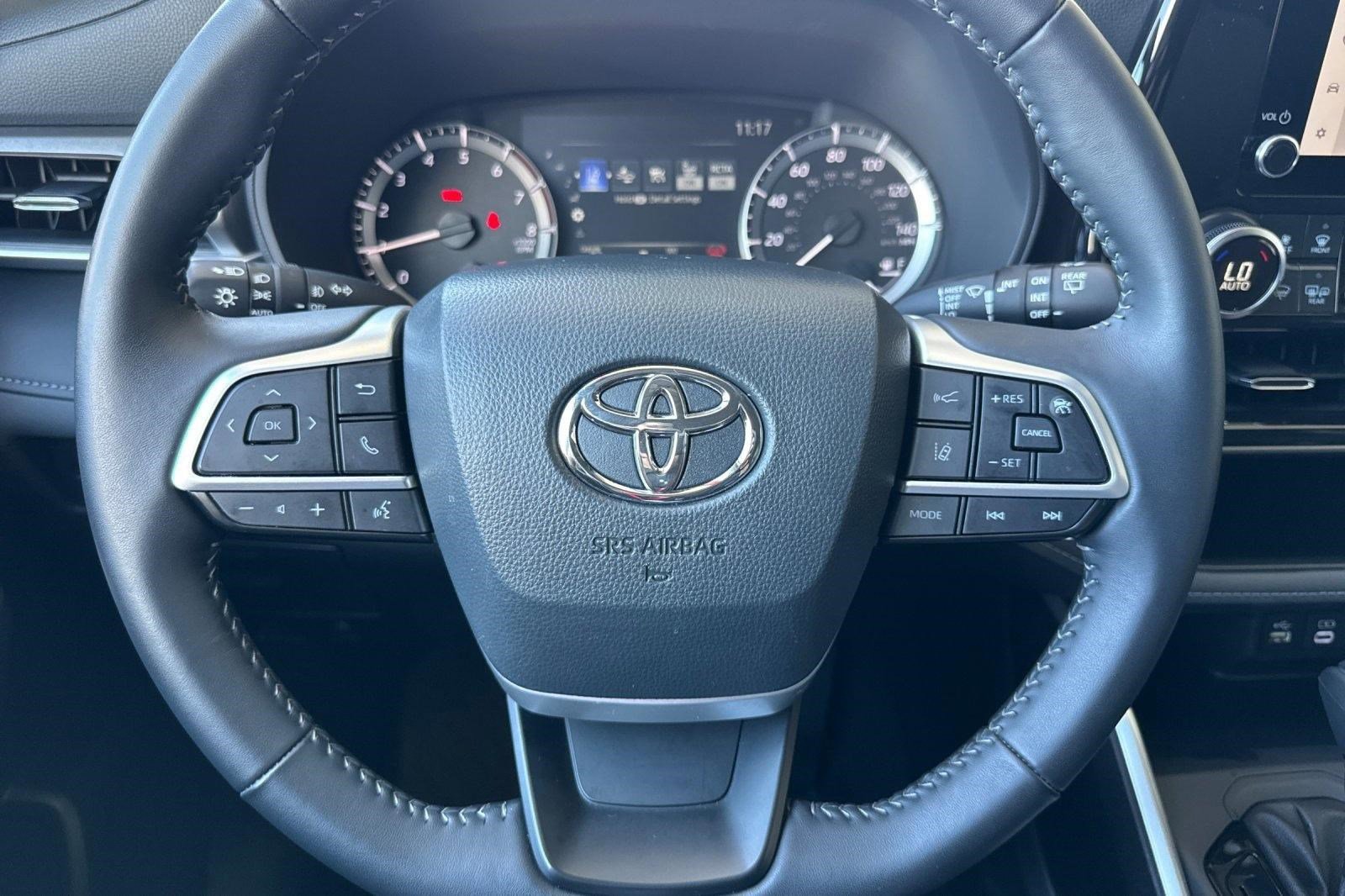 Used 2025 Toyota Highlander LE image 18
